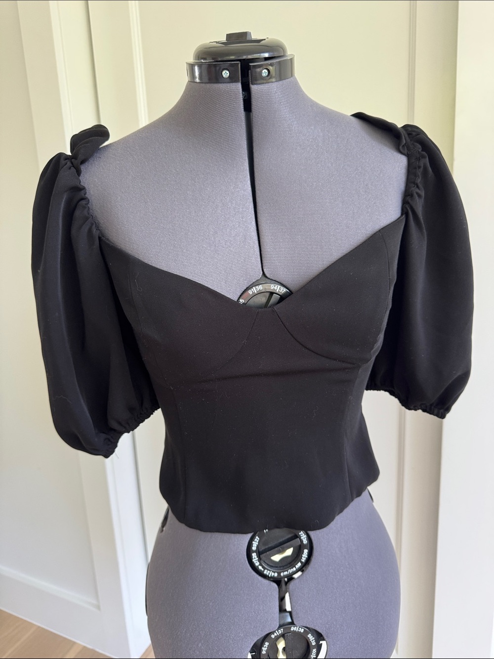 Wilfred Black Puff-Sleeve Sweetheart Crop Top